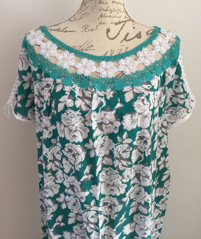 Djellaba verte à fleurs blanches - photo numéro 3