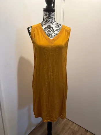 Jolie robe jaune ocre