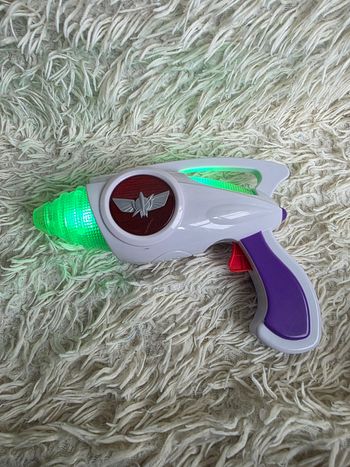 Accessoire pistolet buzz l'éclair dans toy story disneyland paris