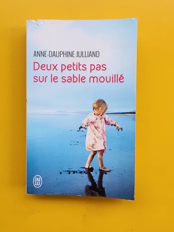 Livre de poche "deux petits pas sur le sable mouillé" de Anne-Dauphine Julliand