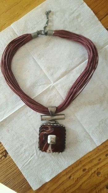 Collier fushia