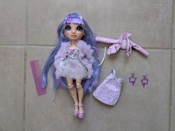 Poupée rainbow high violet Willow avec tenues et bijoux