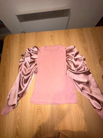 Top femme manches bouffantes satinées – coupe ajustée – élégant et tendance