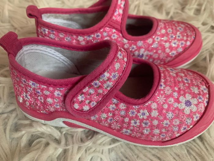 # Chaussures ou chausson pour fillette, taille 24 - photo numéro 2