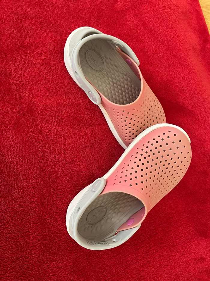 Crocs Rose pour fille - photo numéro 3