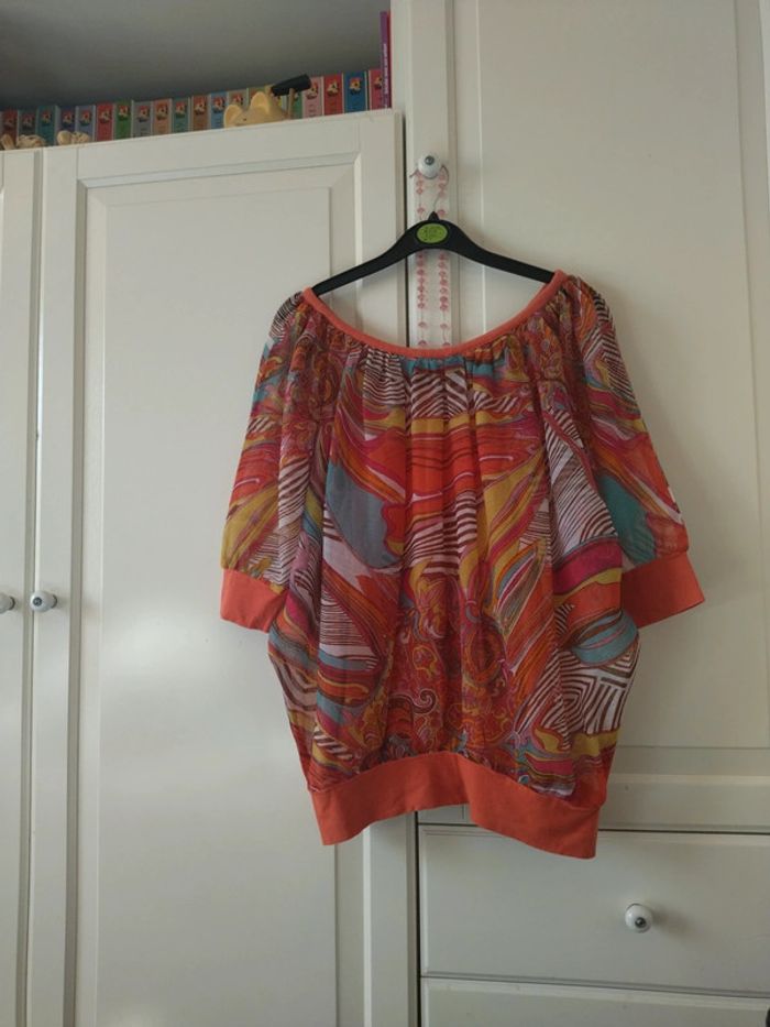 Blouse multicolore transparente, manches chauve-souris. Taille 38