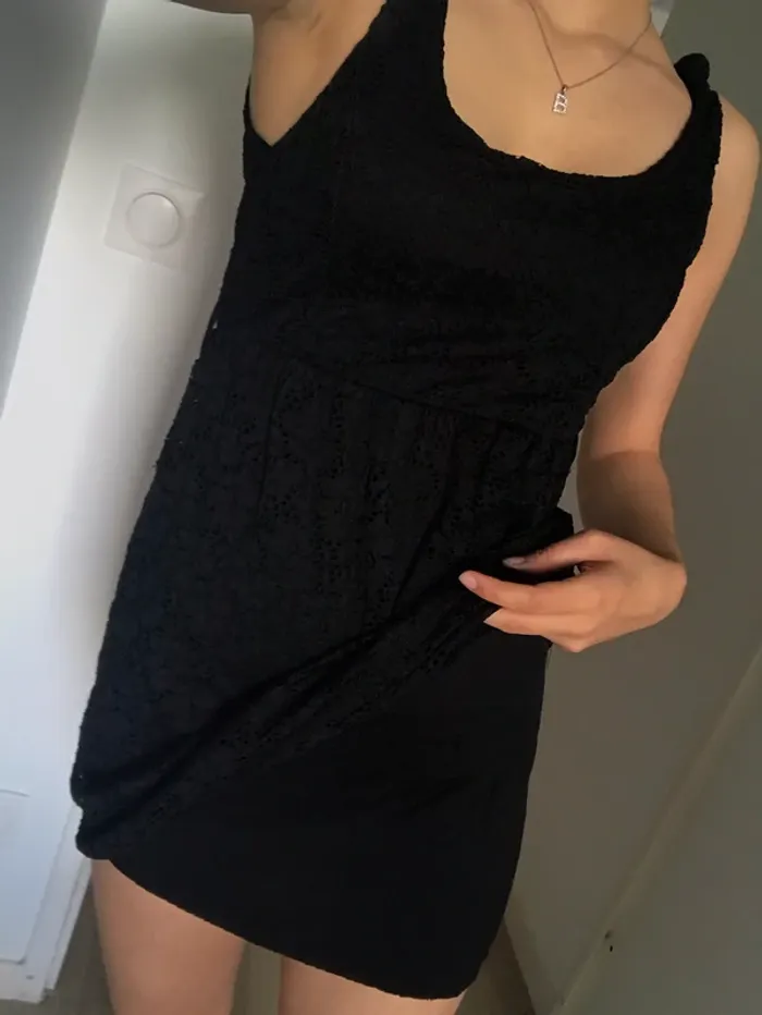 Robe noire dentelle avec dos nu - photo numéro 3