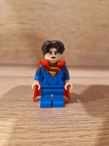Figurine type lego Supergirl DC Comics