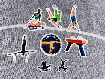 Lot breloque crocs et autocollants