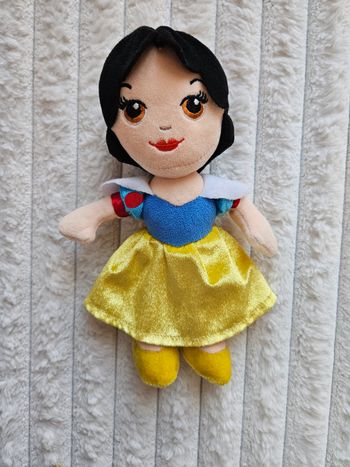 Petite peluche blanche neige