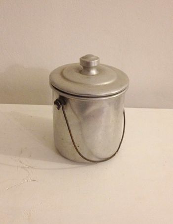 Sceau gris avec anse et couvercle