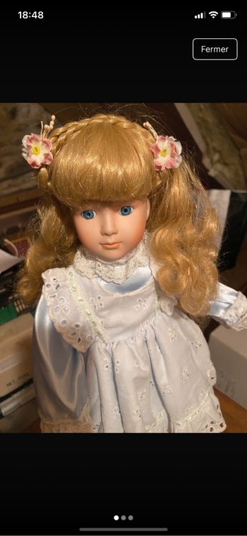 Poupée de collection en porcelaine