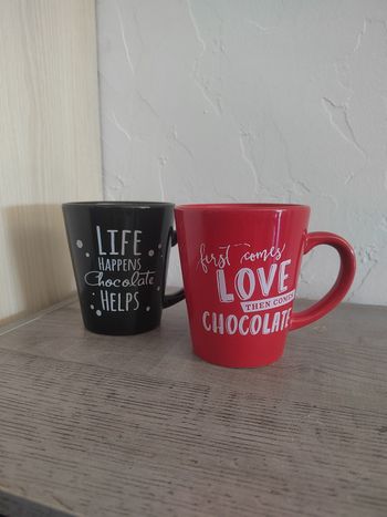 Lot de 2 mugs en céramique imprimés chocolat – rouge et noir – très bon état