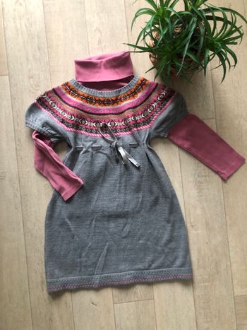 Robe grise fushia et haut col roulé rose