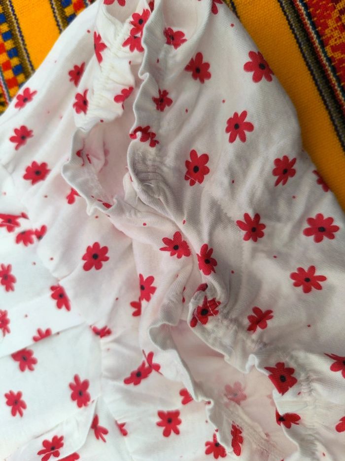 Barboteuse Kiabi / blanche avec des fleurs rouges / taille 1 mois 54 cm - photo numéro 3