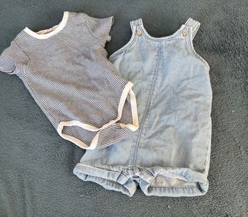 Ensemble body manches courtes et salopette short en jean