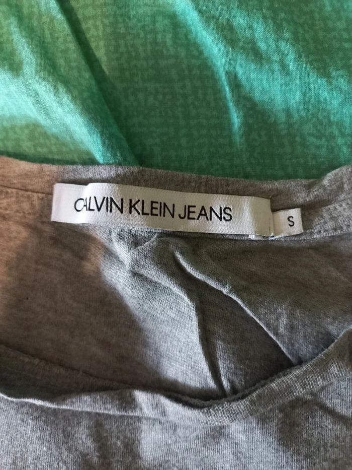 T-shirt calvin klein gris taille S manche courtes - photo numéro 2