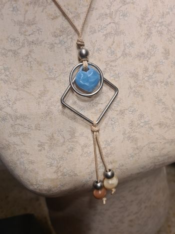 Collier. Sautoir. Lien beige. Cœur bleu. + perles. 48 cm.