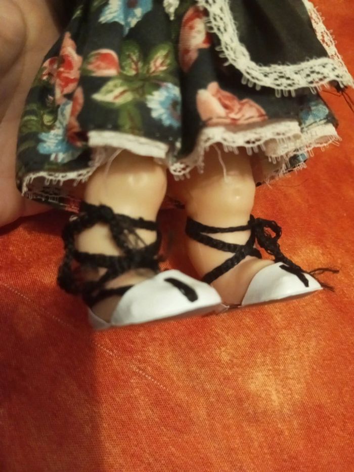 Poupée vintage blonde avec robe fleurie, châle et tablier - photo numéro 8