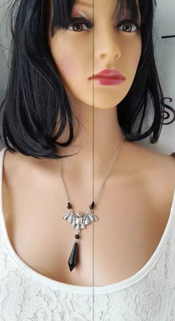 Collier argenté, avec chauve souris et goutte noire, style Gothique