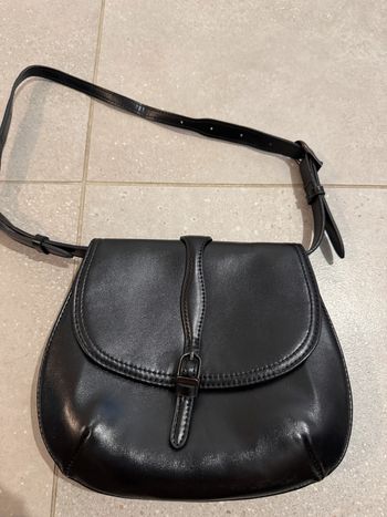 Sac à bandoulière Zara noir, bon état juste des petites traces dans les coins 25*20cm