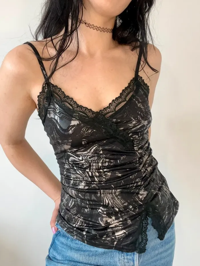 Top noir y2k à motifs et dentelle asymétrique taille S - photo numéro 3