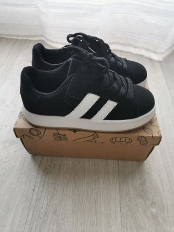 Basket noire et blanche  a scratch et lacets - unisexe - taille 36