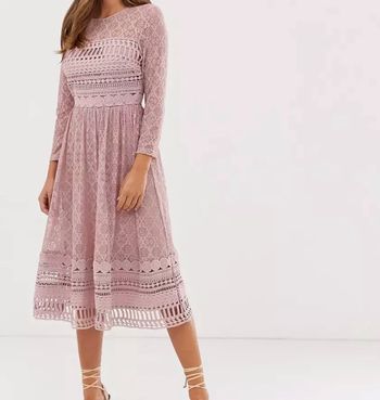 Asos Design- robe patineuse mi-longue en dentelle - vison