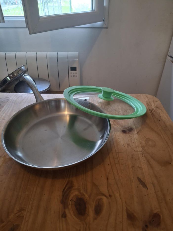 Poêle en inox 18/10 en très bon état