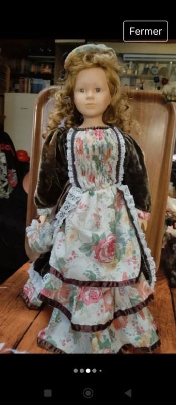 Poupée porcelaine 50 cm vendue avec pied