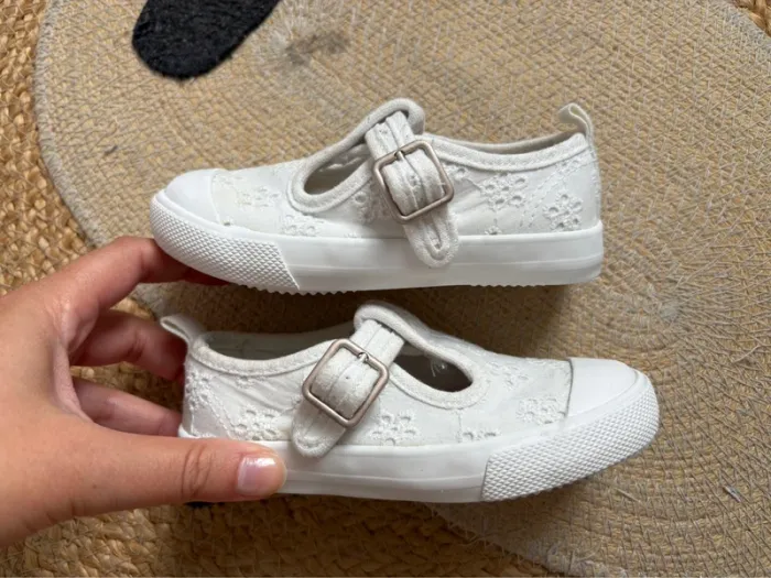 Chaussures babies toile blanc broderies anglaises Vertbaudet 23 - photo numéro 5