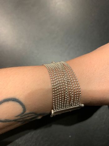 Bracelet argent avec plusieurs chaînettes.
