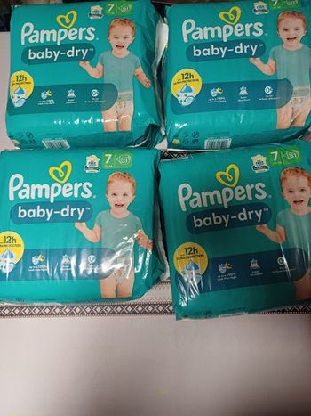 Lot de 4 paquets de couches pampers taille 7