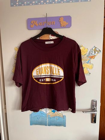 Tee shirt à manches courtes bordeaux à motifs, taille M, marque Pull & Bear.
