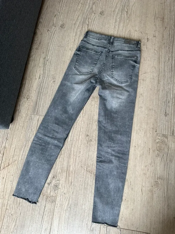 jeans skinny gris bershka troué à un genou - photo numéro 6