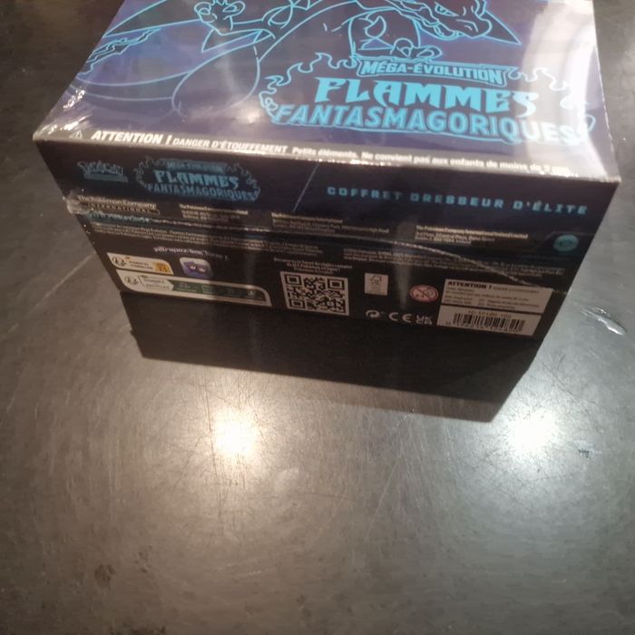 ETB Pokémon Flammes Fantasmagoriques — Neuf scellé, petits accrocs dans le plastique - photo numéro 7