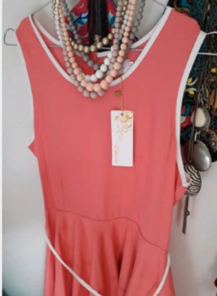 Pour vos cadeaux de fin d'année. Robe neuve étiquetée - photo numéro 2