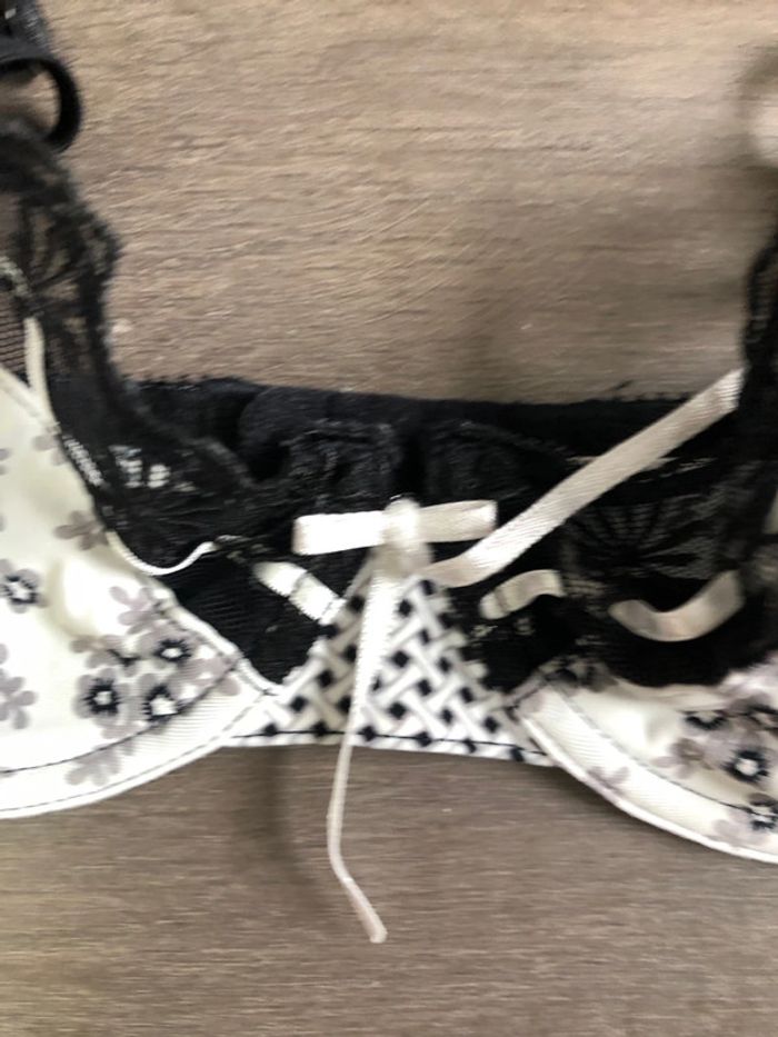 Soutien-gorge Etam taille 90B noir et blanc fleuri - photo numéro 3