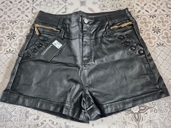 Short neuf