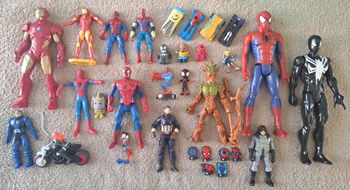 Gros lot de 31 figurines et jouets Marvel