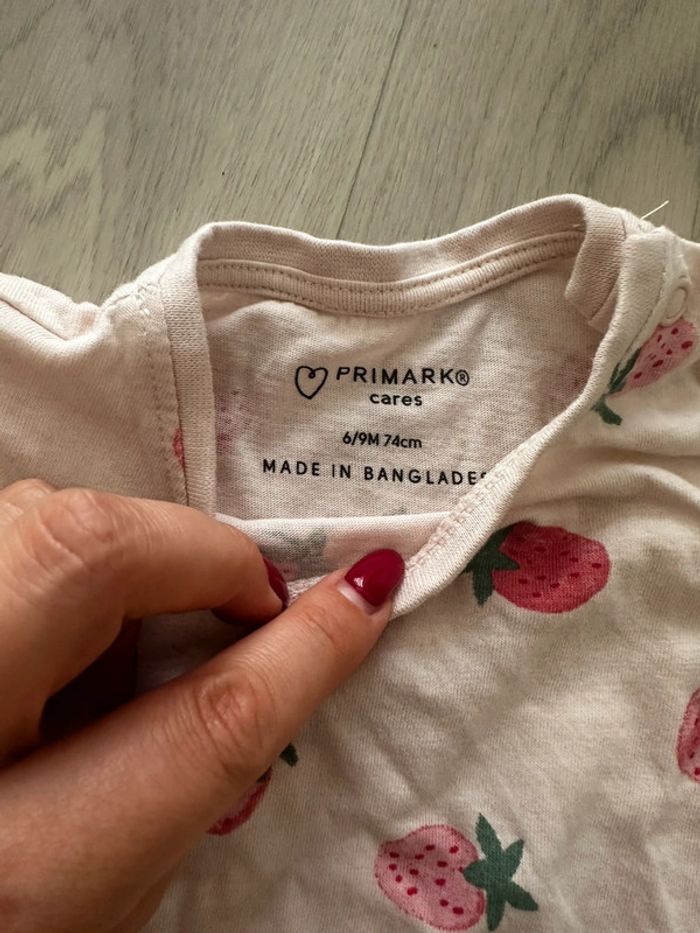 T-shirt primark à fraises taille 6/9 mois 74cm - photo numéro 2