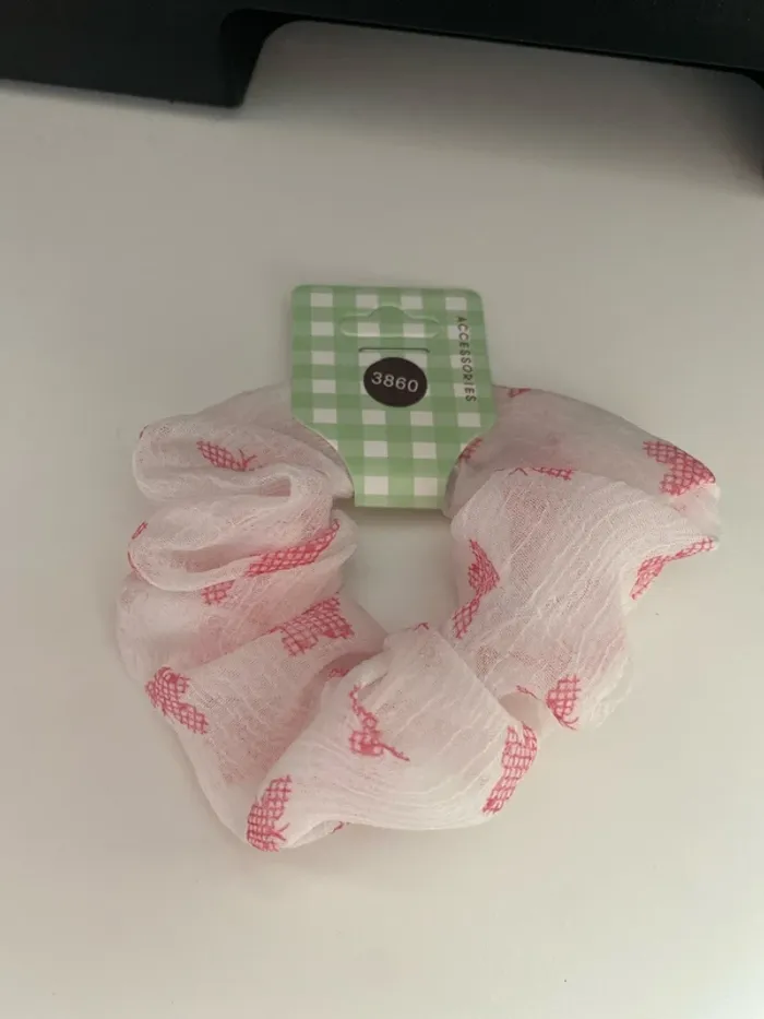 Chouchou en voile blanc avec papillon rose