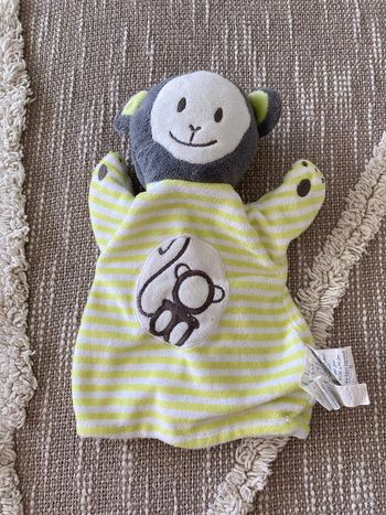 Peluche doudou marionnette 22cm Obaibi singe vert blanc rayé gris très bon état