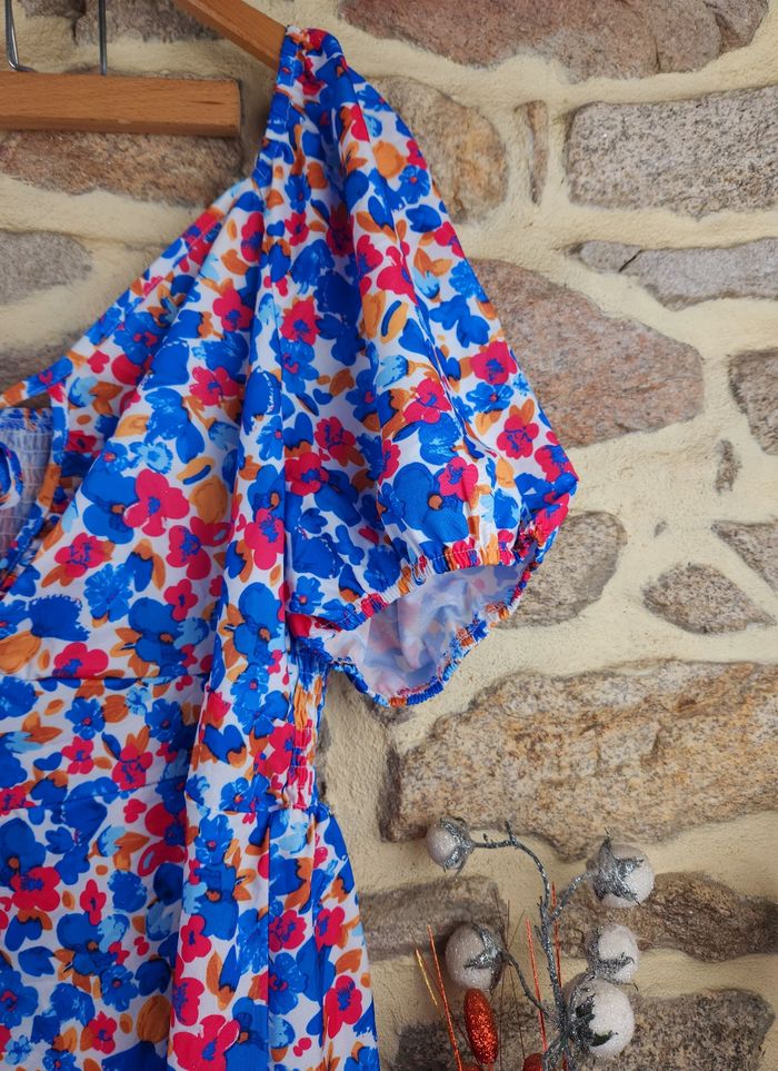 Robe manches bouffantes encolure cœur multicolore Femme taille 54 marque PrettyLittlething 💎 - photo numéro 2