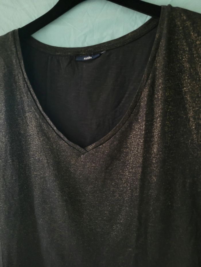 Très beua tee shirt noir et doré - photo numéro 3