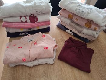 Lot 14 pyjamas + pull et gilet offert T.1mois