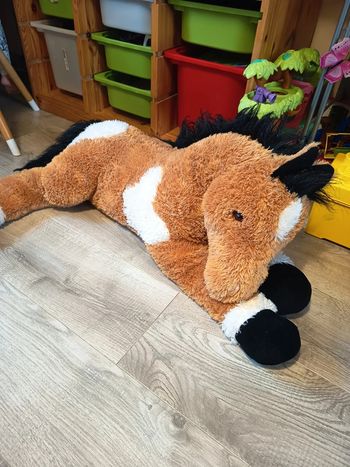 Grande peluche cheval allongé