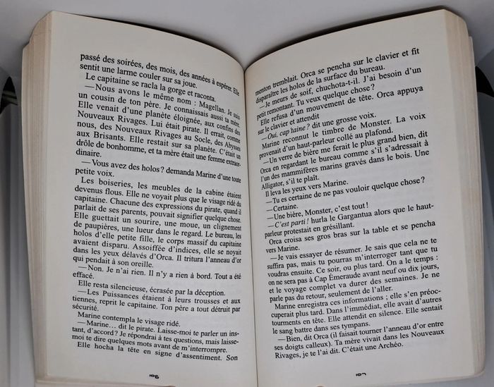 "Marine des étoiles. Les enfants d'Éden, tome 1" de Loïc Le Borgne.
Mango. - photo numéro 3