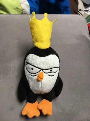 Peluche pingouin prière