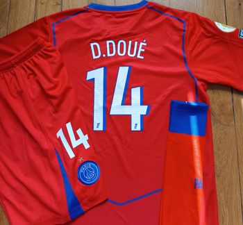 Maillot PSG football taille 12 ans modèle D.Doué rouge 2026